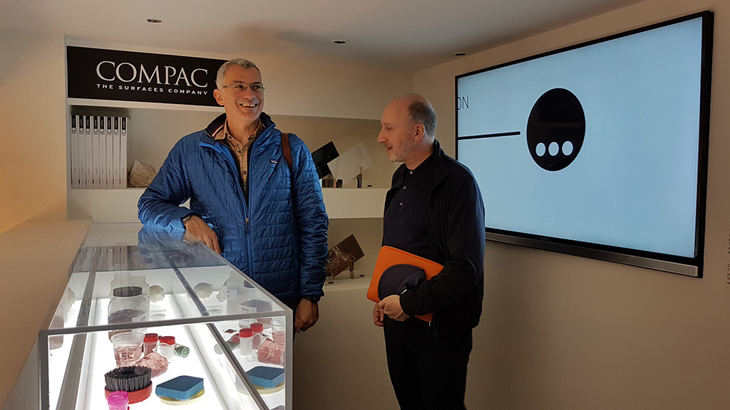 Arik Levy y visitante comentan el proceso de creación del cuarzo